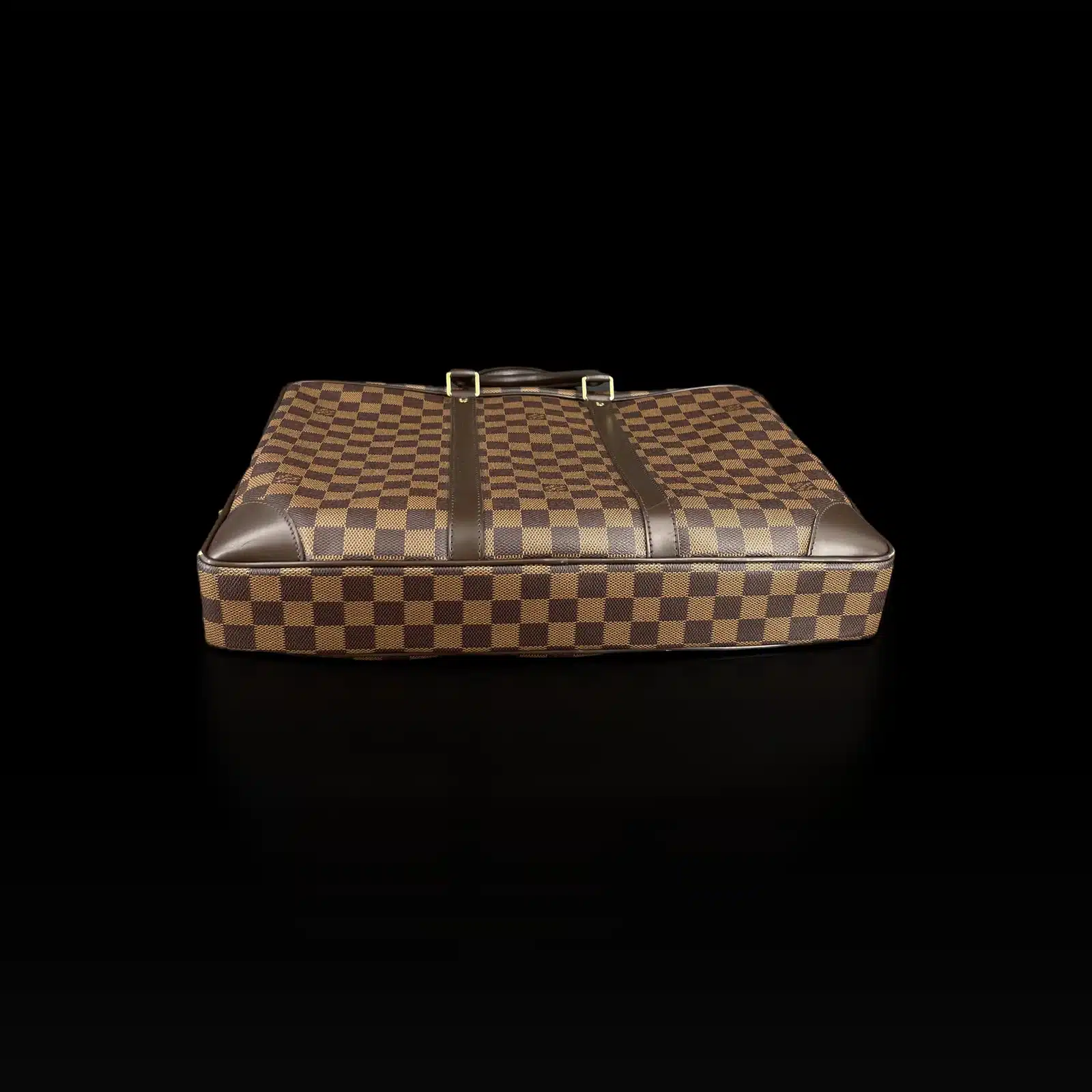 Dessous du Porte-Documents Voyage Louis Vuitton Damier Ébène avec coins en cuir marron