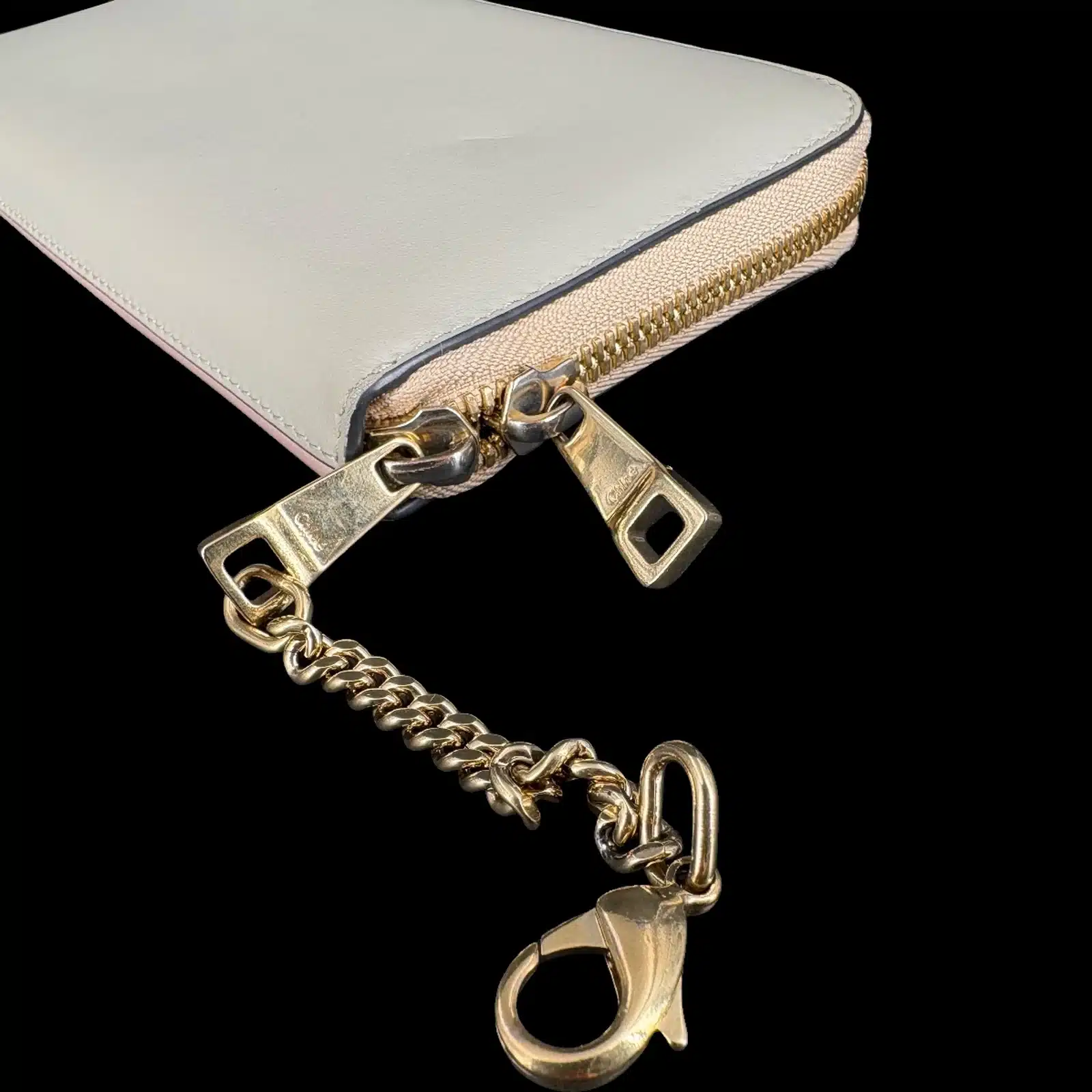 Curseurs du zip doré gravés Chloé et chaînette gourmette à mousqueton du portefeuille