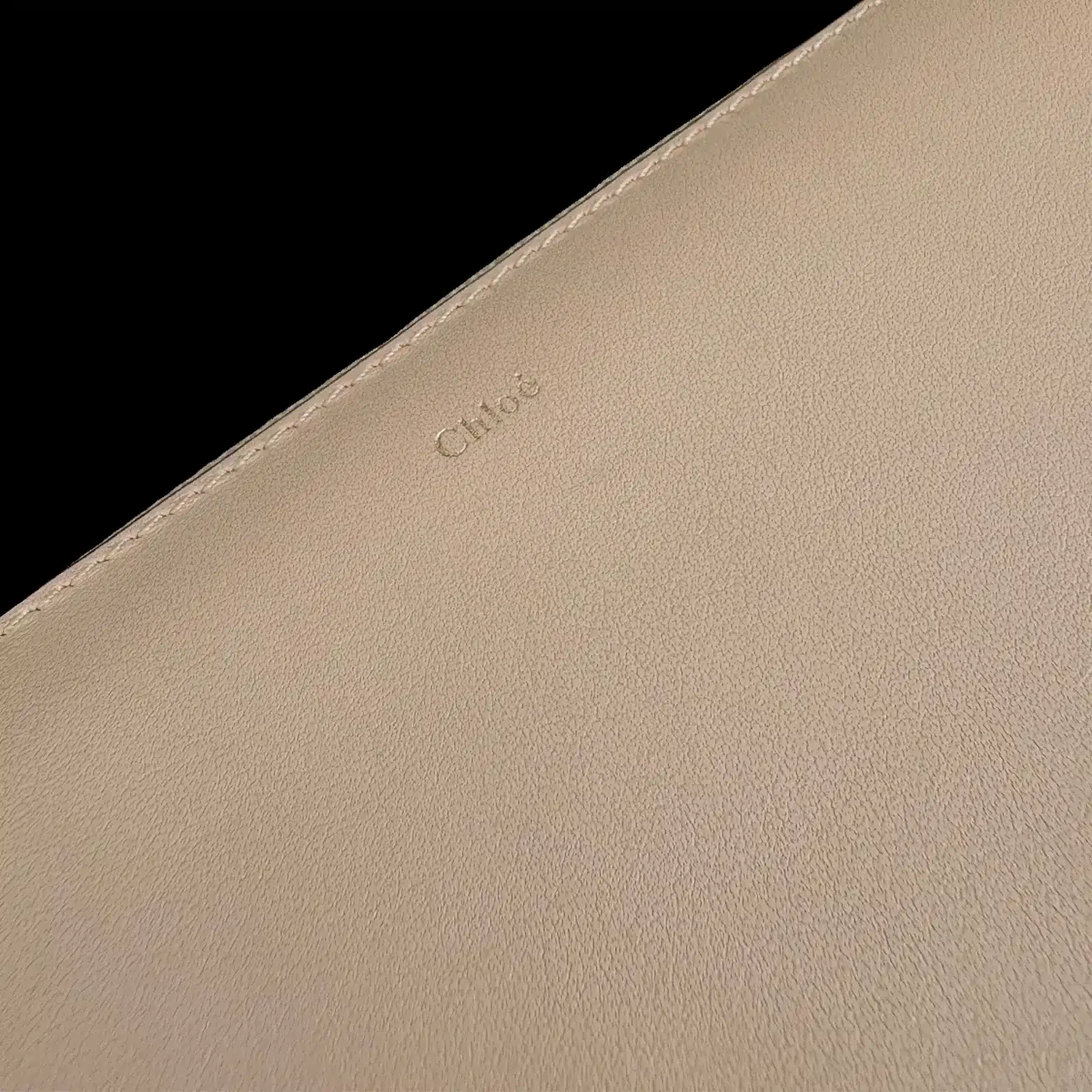 Détail du logo Chloé doré marqué à chaud sur le cuir rose poudré