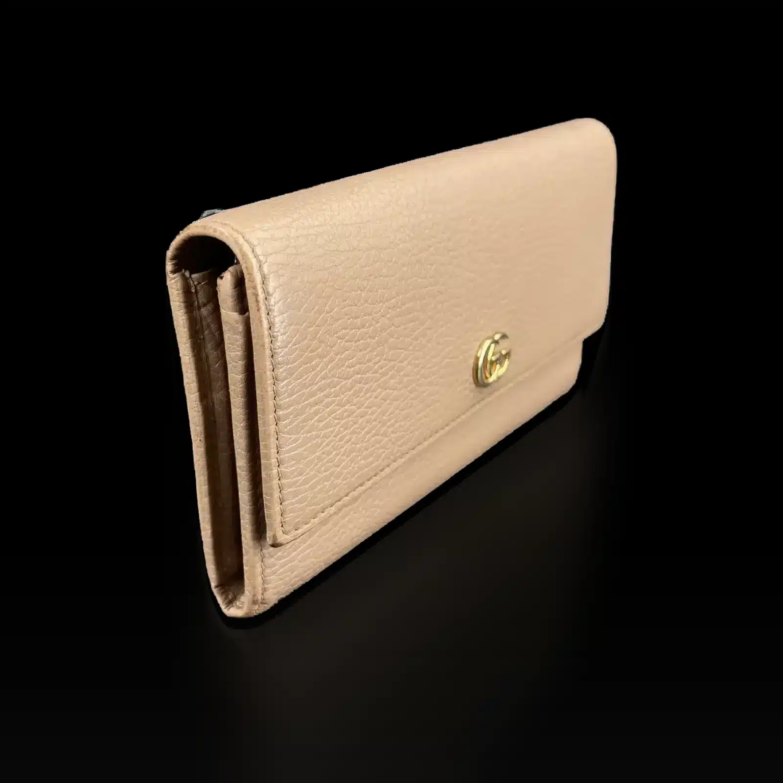 Side edge of the Gucci Petite Marmont light pink wallet