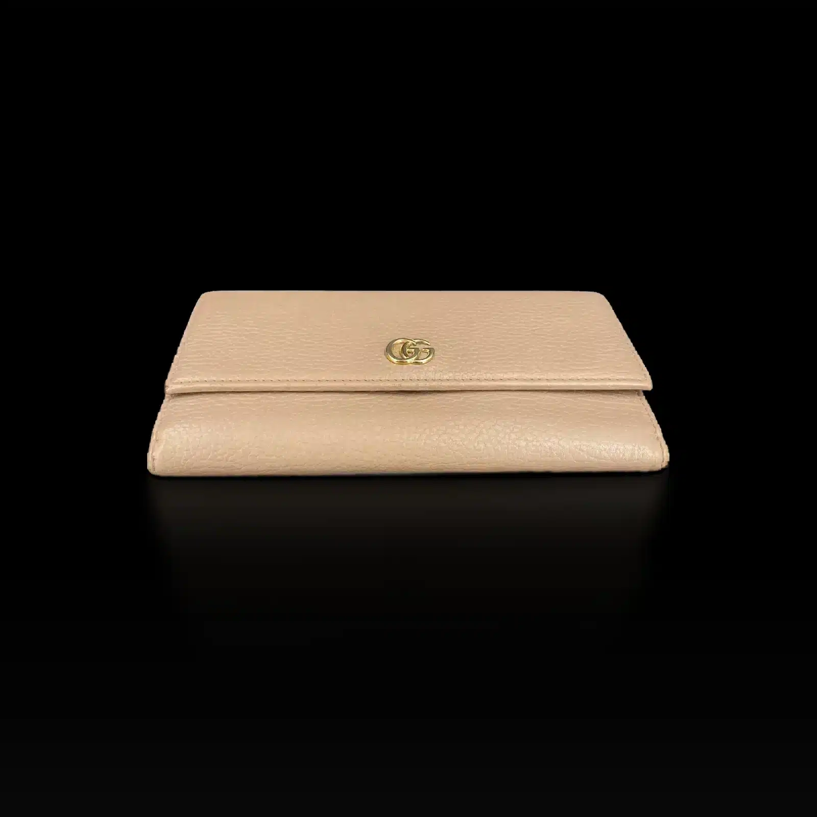 Flap and gold GG logo of the Gucci Petite Marmont wallet, top view