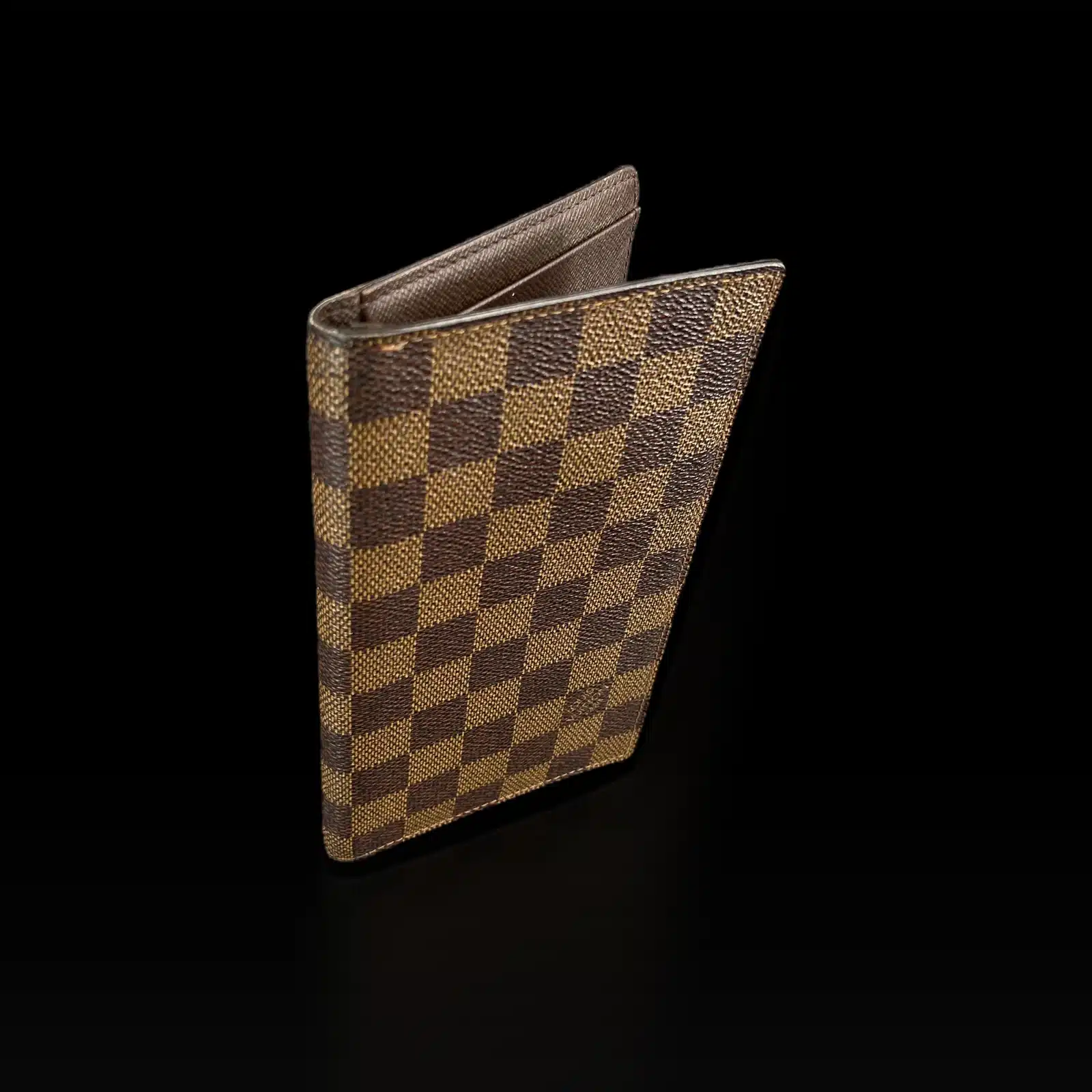 Portefeuille long Louis Vuitton Damier Ébène entrouvert, intérieur en cuir marron