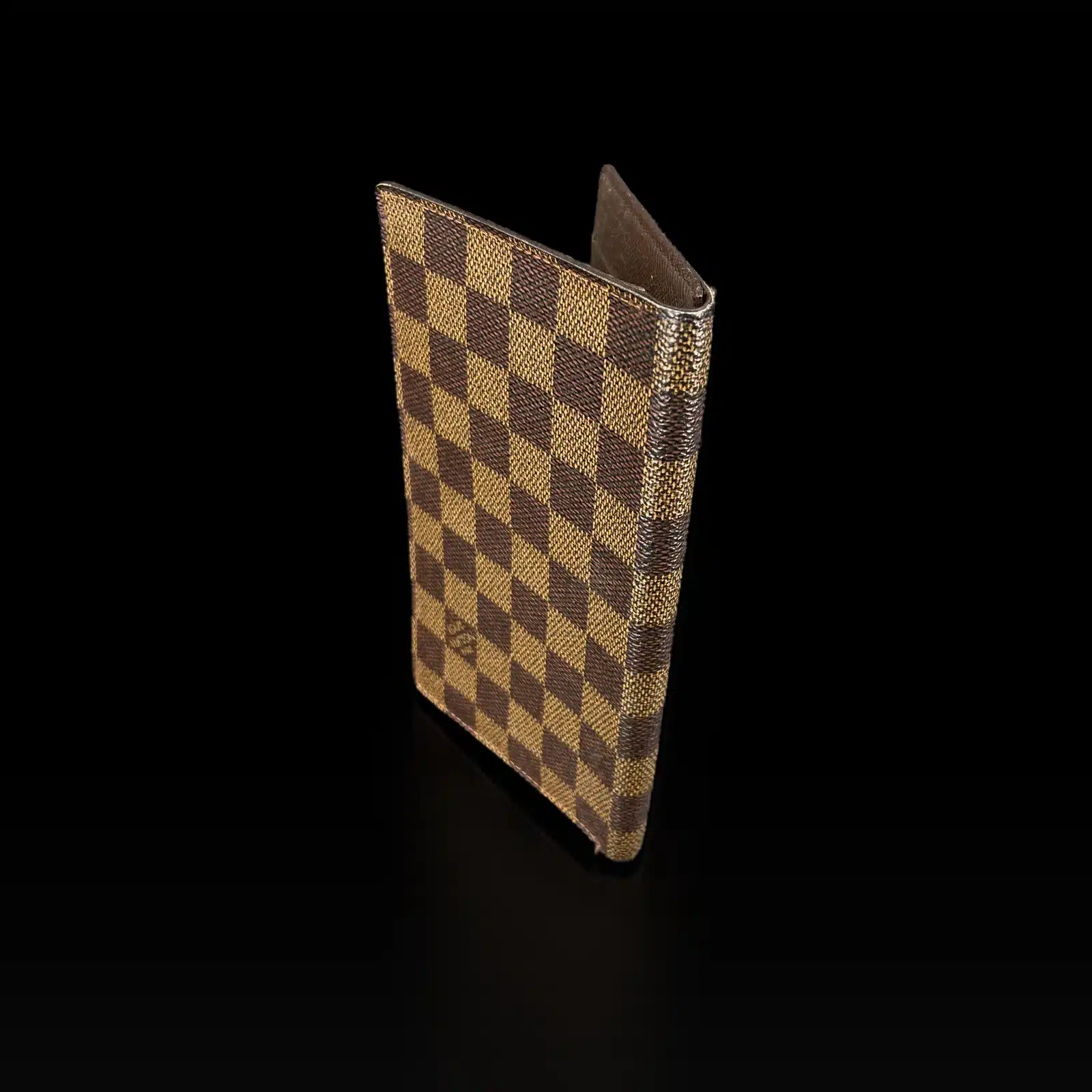 Tranche du portefeuille Louis Vuitton Damier Ébène, vue de côté