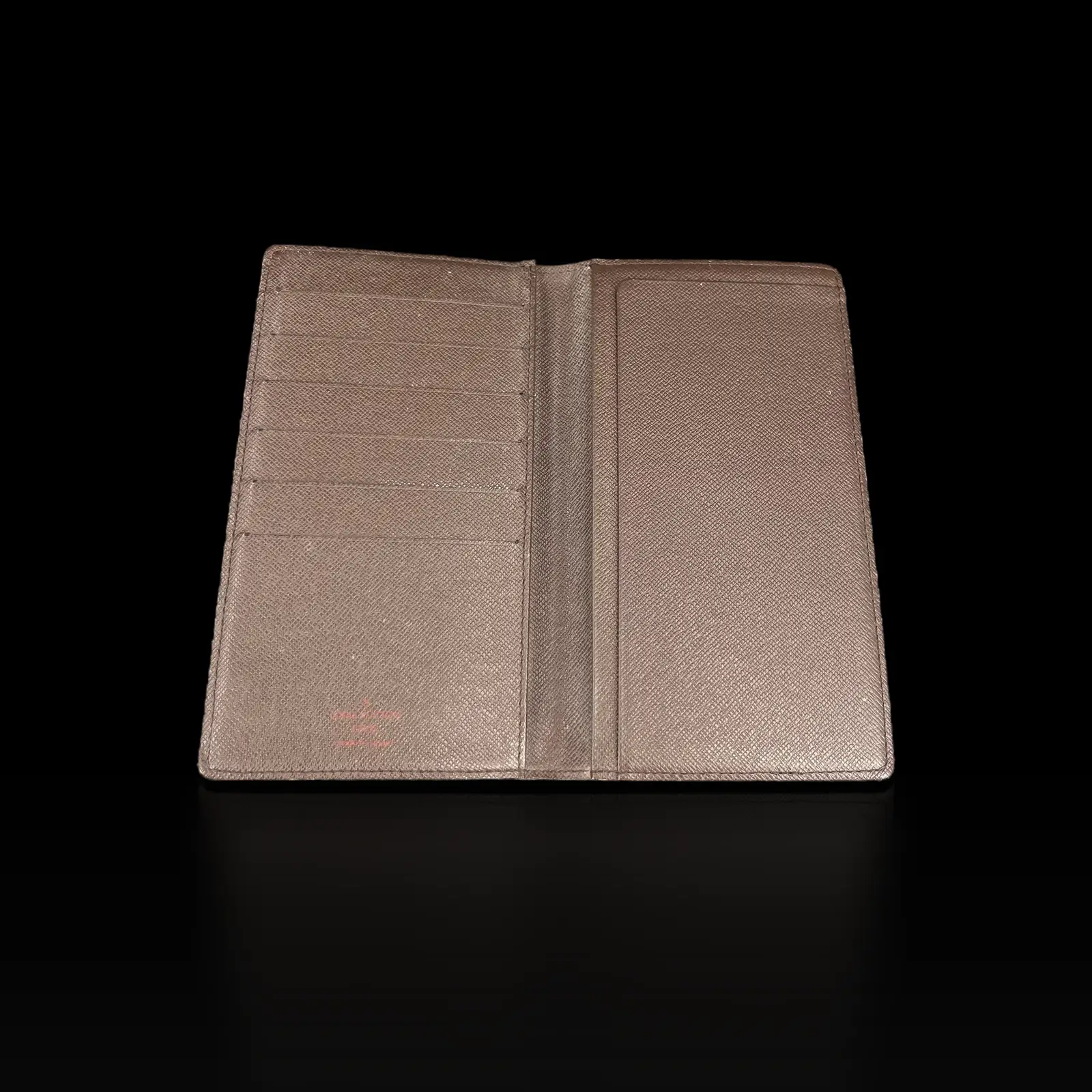 Intérieur du portefeuille long Louis Vuitton en cuir grainé marron, six fentes pour cartes