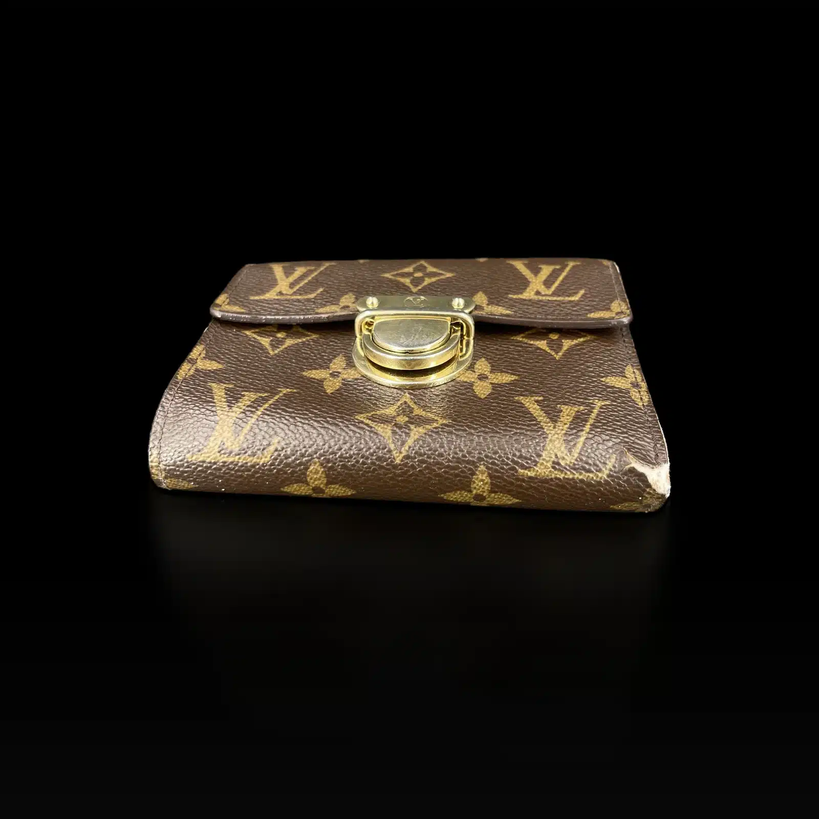Portefeuille Louis Vuitton Koala Monogram vu de dessus, fermoir à poussoir doré