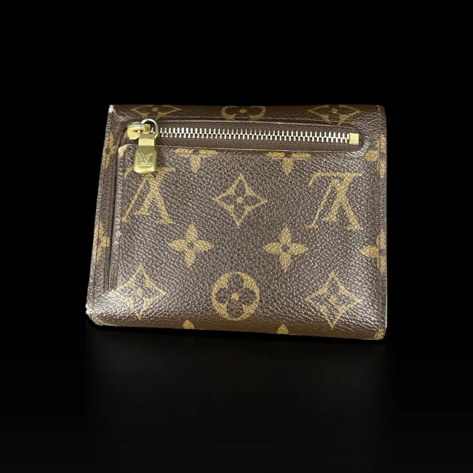 Dos du portefeuille Louis Vuitton Koala avec poche zippée et tirette LV dorée