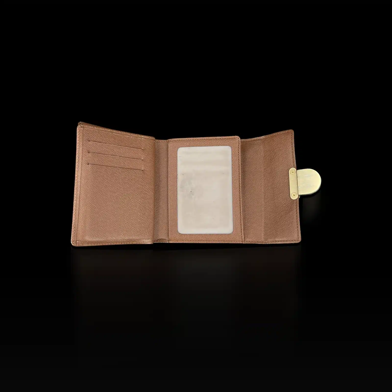 Intérieur du portefeuille Louis Vuitton Koala ouvert, fentes pour cartes et fenêtre d'identité