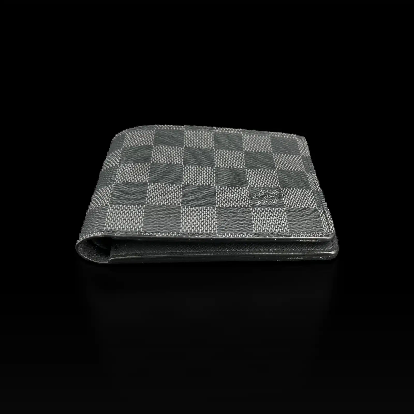 Portefeuille Louis Vuitton Multiple Damier Graphite posé à plat, vue latérale