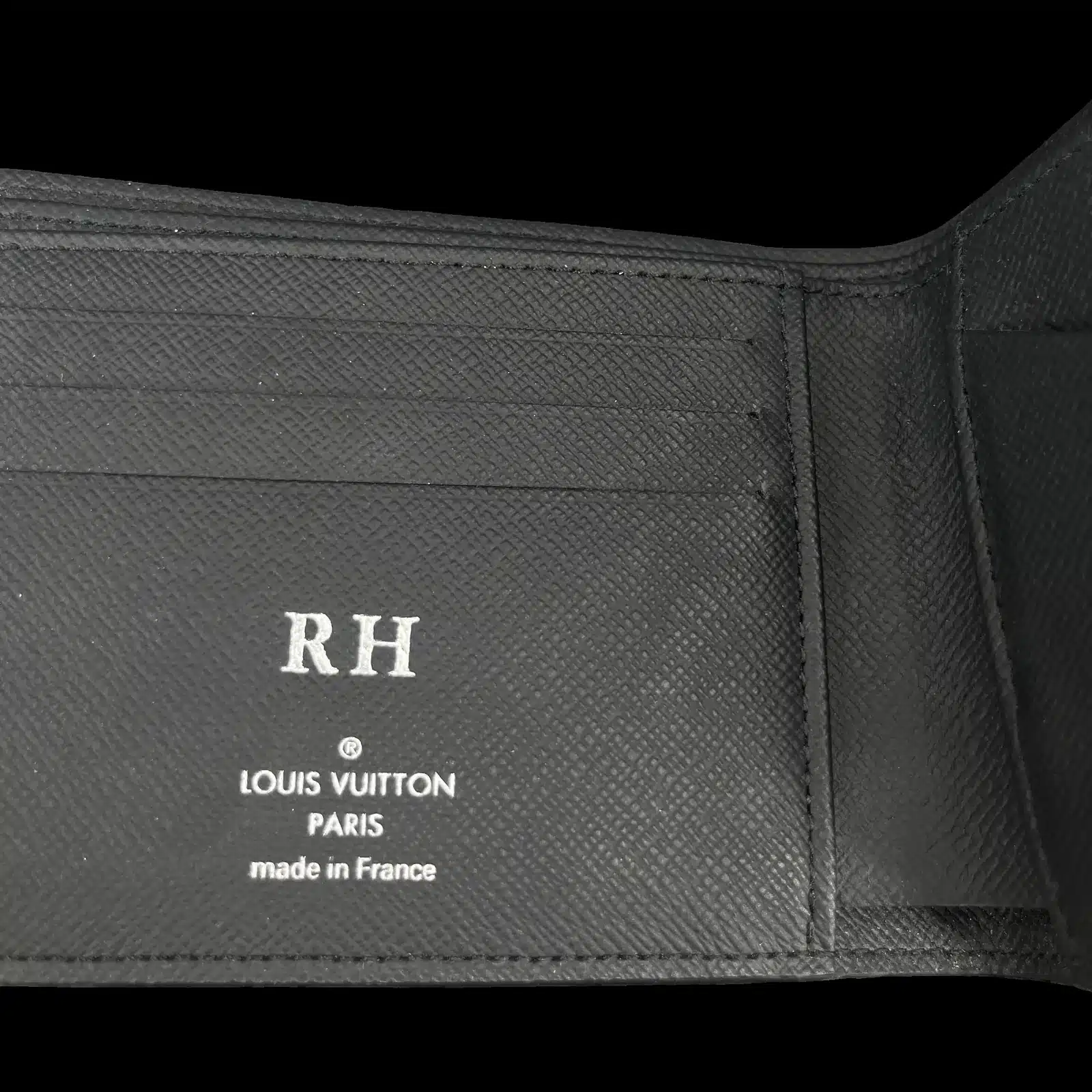 Intérieur du portefeuille Louis Vuitton Multiple avec initiales RH et marquage Louis Vuitton Paris Made in France