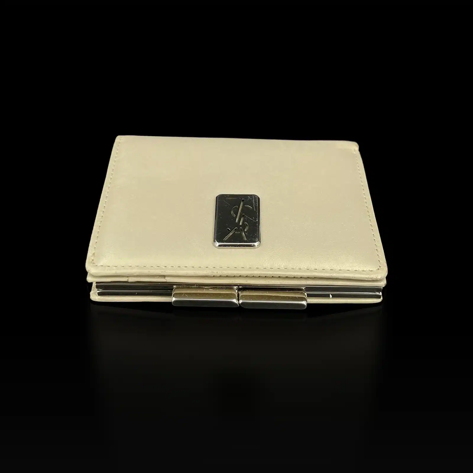 Portefeuille Yves Saint Laurent beige vu de dessus, plaque YSL et fermoir clic-clac argenté