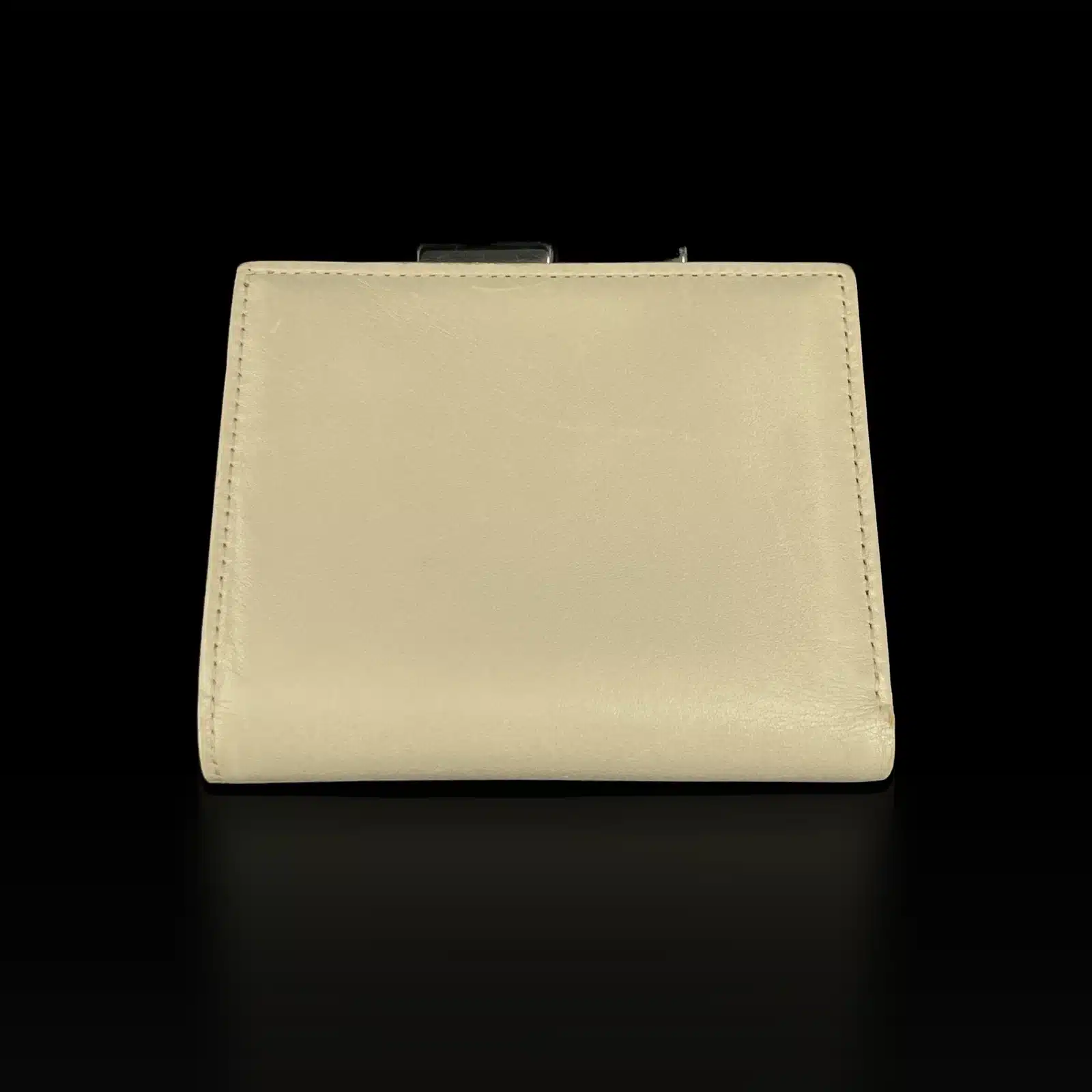 Dos du portefeuille Yves Saint Laurent en cuir beige
