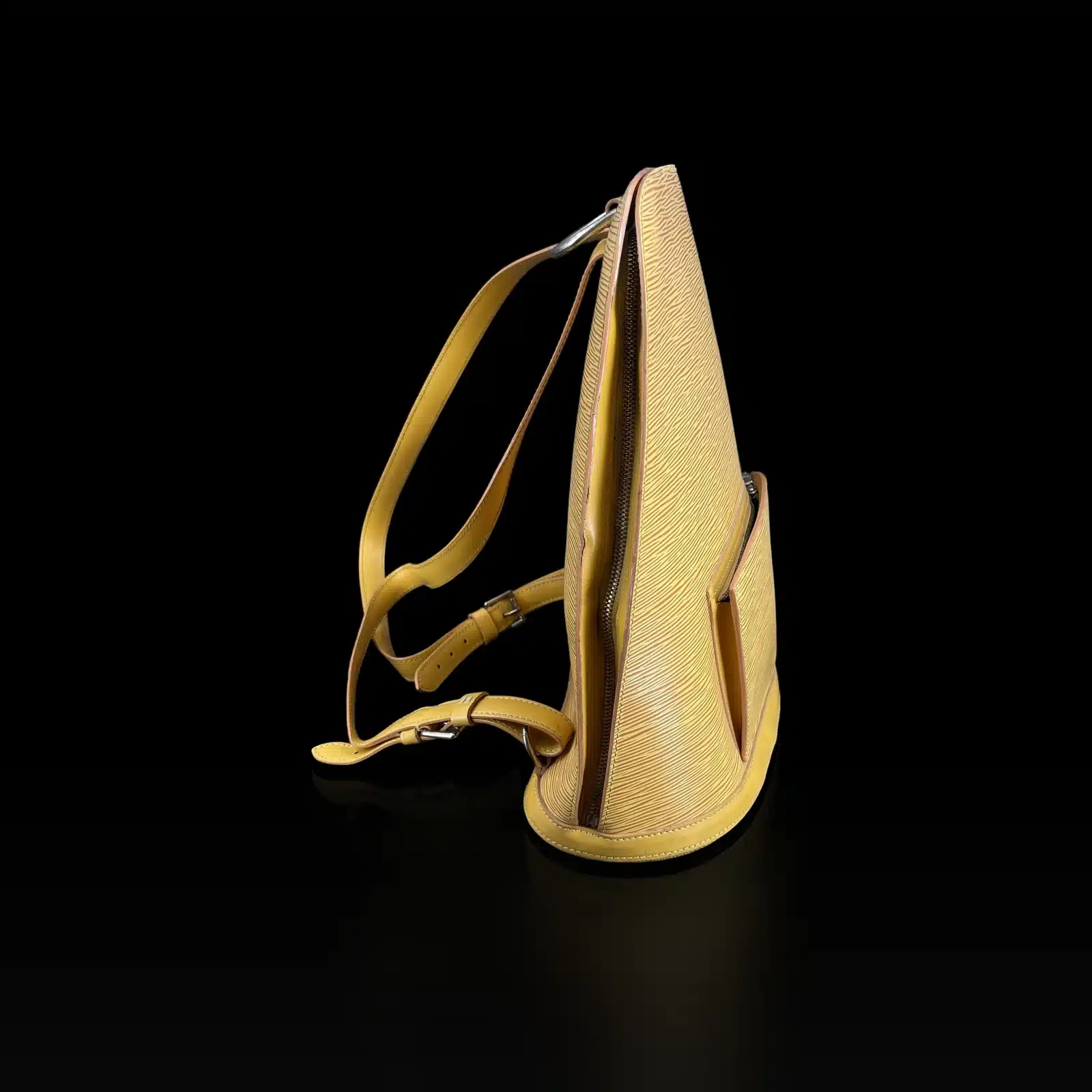Sac à dos Louis Vuitton Gobelins Épi jaune, vue de profil avec fermeture zippée et sangles