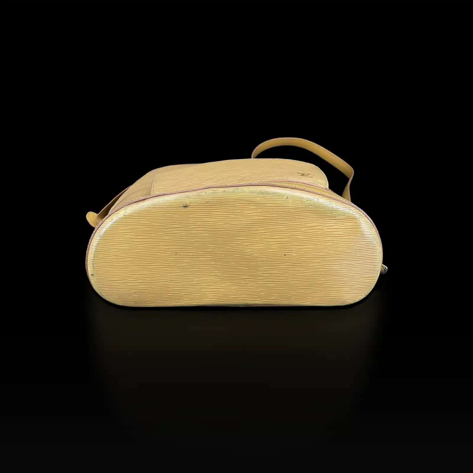 Dessous du sac à dos Louis Vuitton Gobelins en cuir Épi jaune