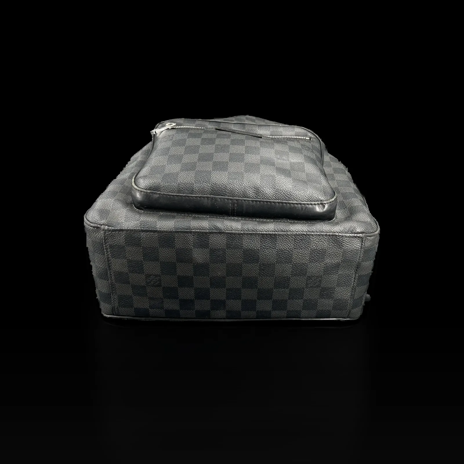 Dessous du sac à dos Louis Vuitton Josh Damier Graphite