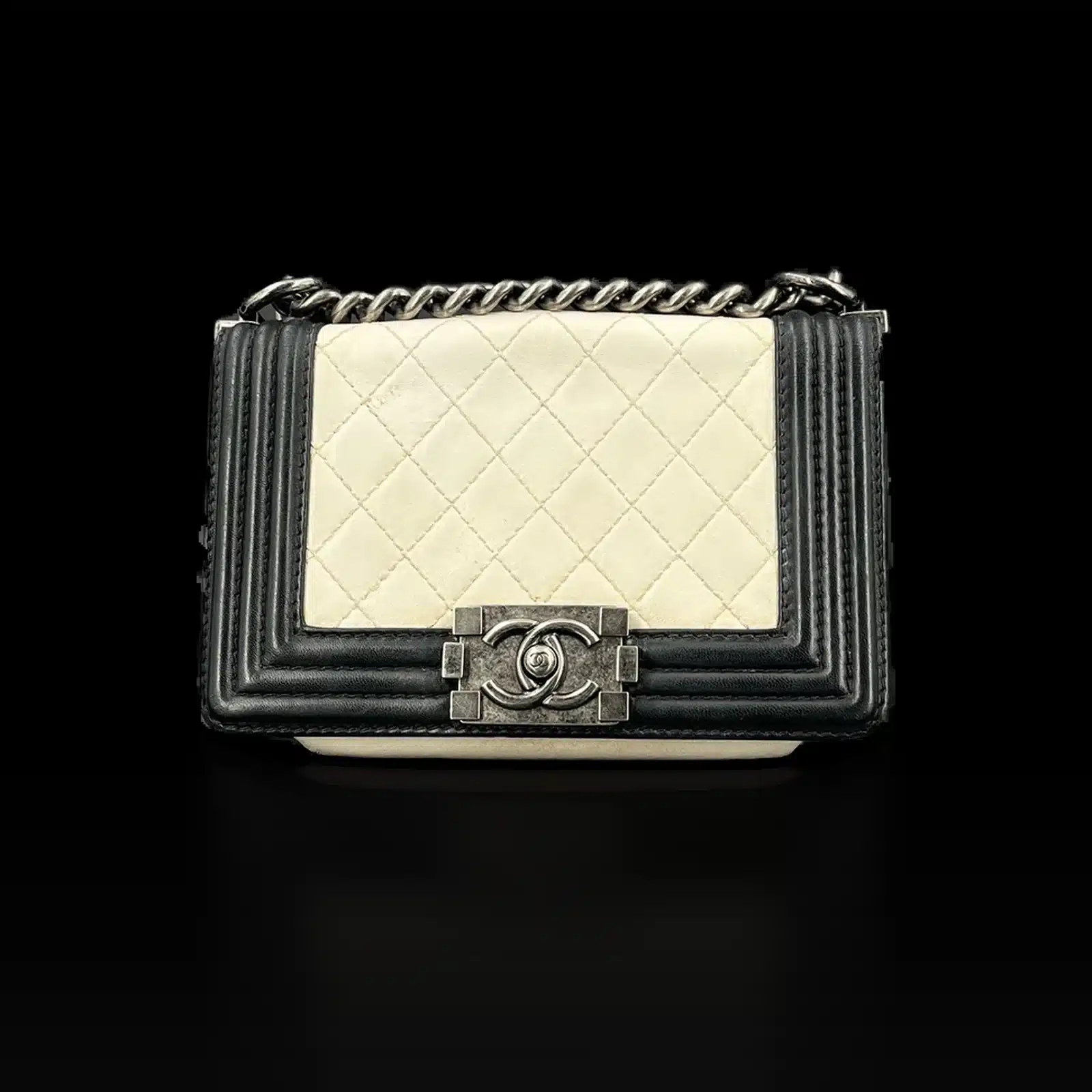 Sac Chanel Boy mini blanc et noir avec chaîne finition argent vieilli, vue de face