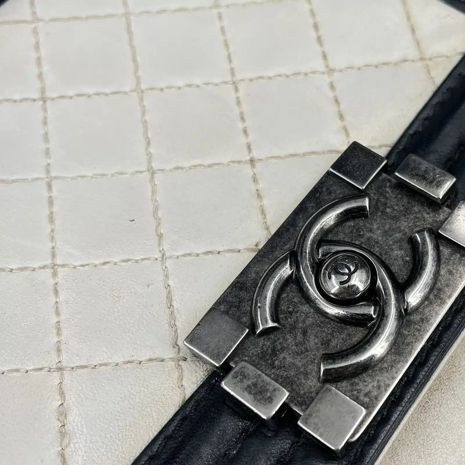 Détail du fermoir Boy CC et du cuir matelassé du sac Chanel Boy