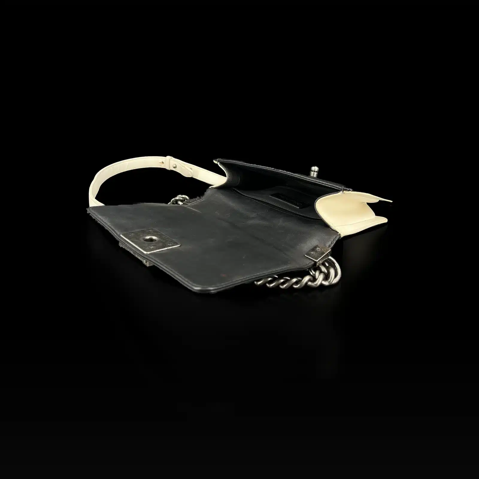 Intérieur en cuir noir du sac Chanel Boy mini, rabat ouvert