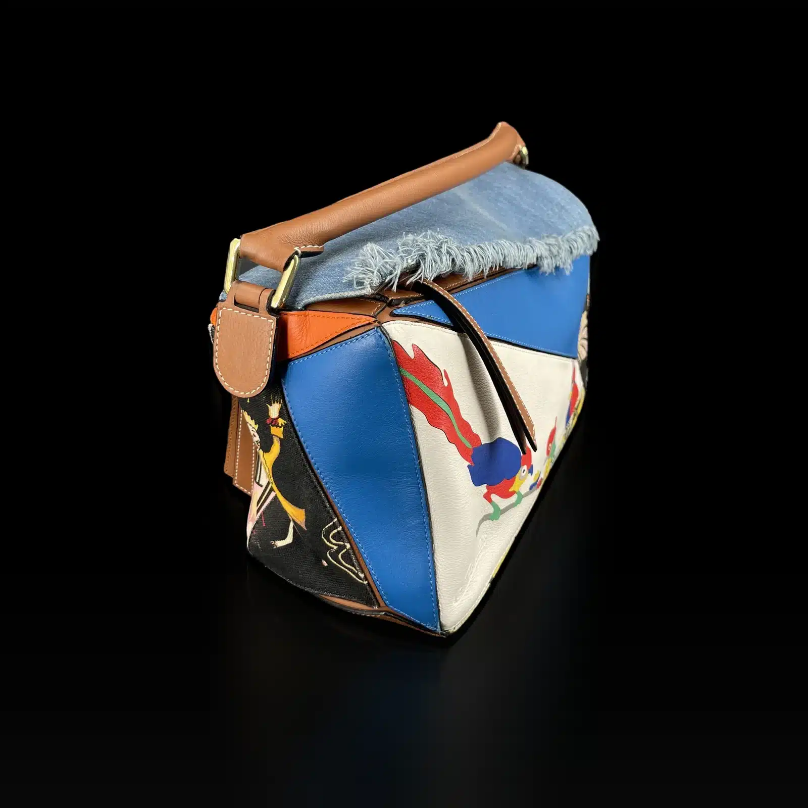 Sac Loewe Puzzle Paula's Ibiza vu de côté, panneaux en cuir bleu et toile imprimée