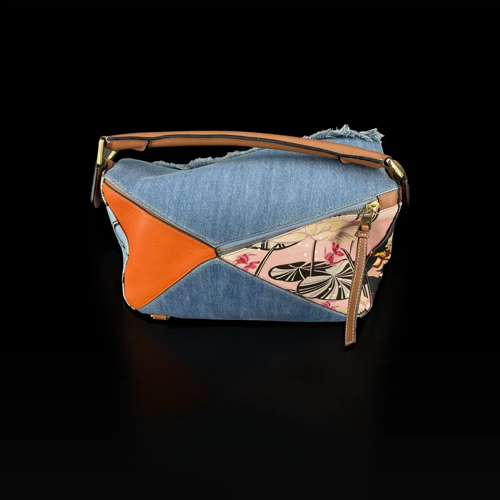 Dos du sac Loewe Puzzle Paula's Ibiza en denim, cuir orange et toile rose aux nénuphars