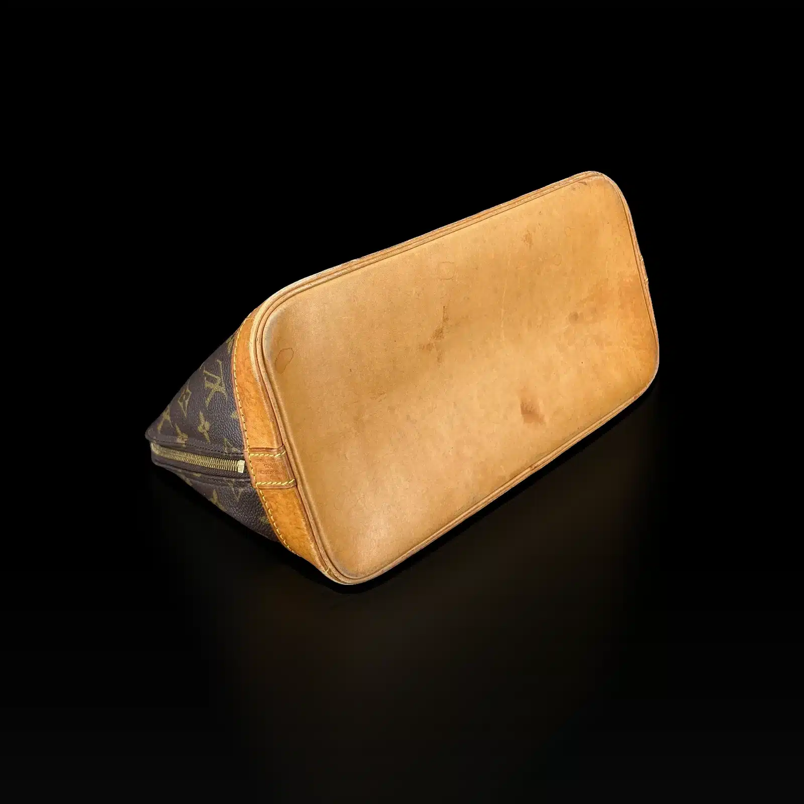 Base en cuir naturel patiné du sac Louis Vuitton Alma