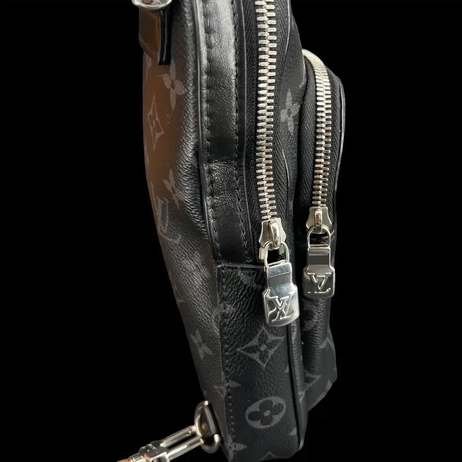 Fermetures éclair et tirettes LV argentées du sac Louis Vuitton Avenue Sling, vue de côté