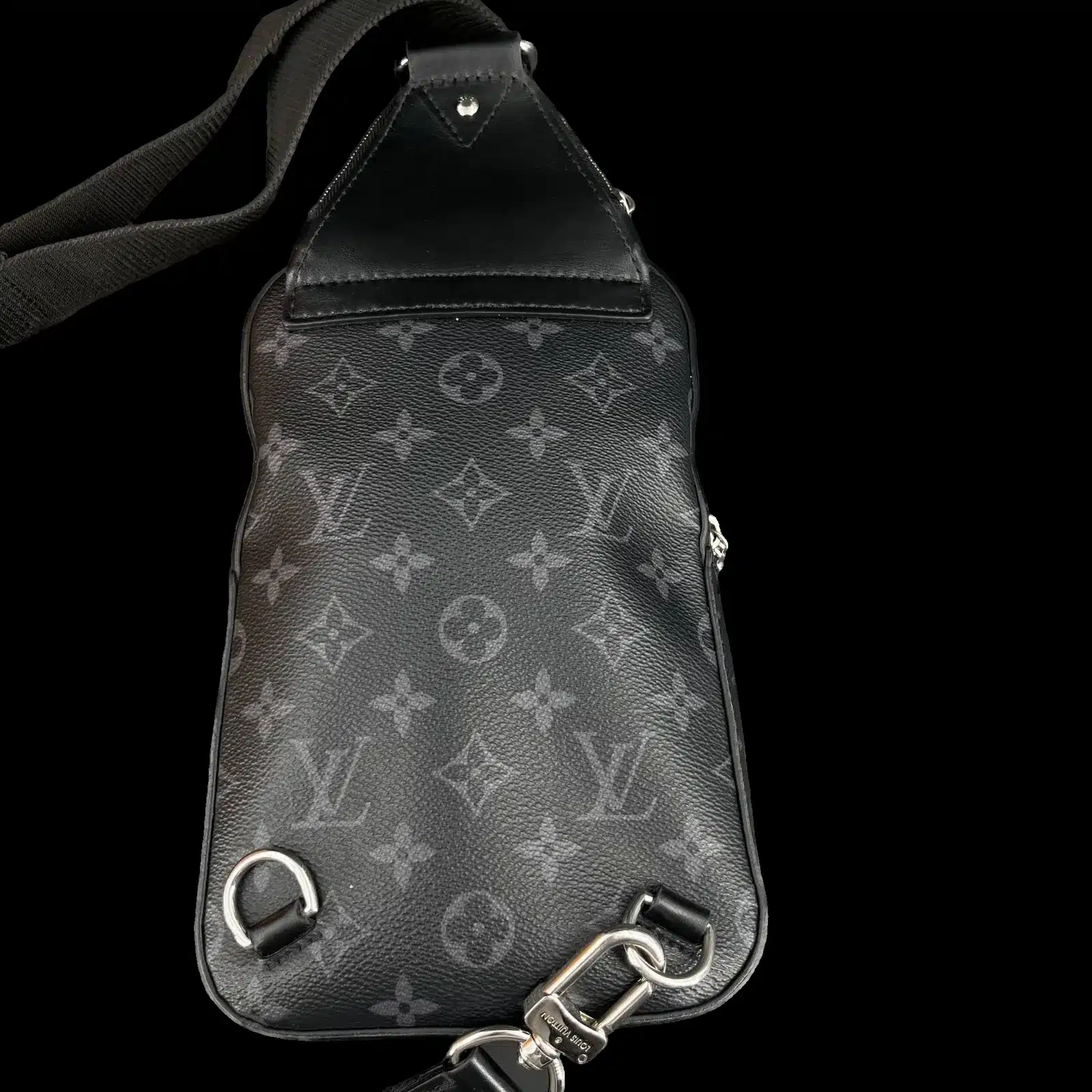 Dos du sac Louis Vuitton Avenue Sling en toile Monogram Eclipse avec anneau et mousqueton