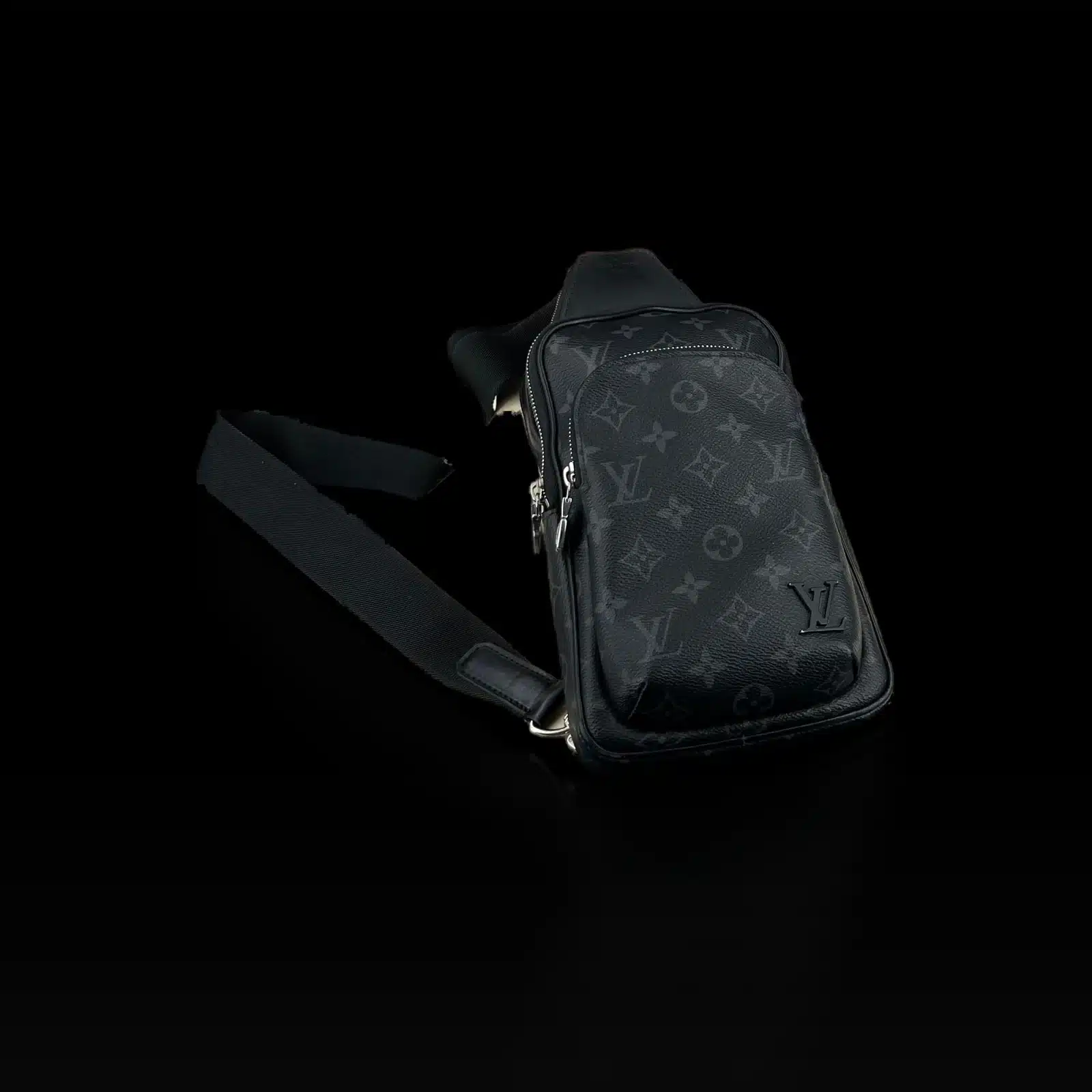 Sac Louis Vuitton Avenue Sling PM Monogram Eclipse avec sa sangle en toile, vue de trois quarts