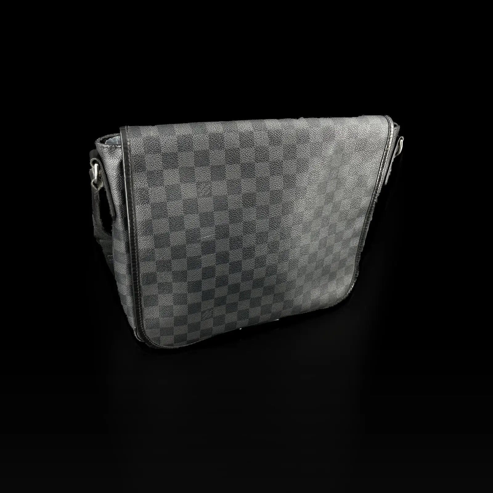 Sac Louis Vuitton District MM en toile Damier Graphite, vue de trois quarts côté gauche