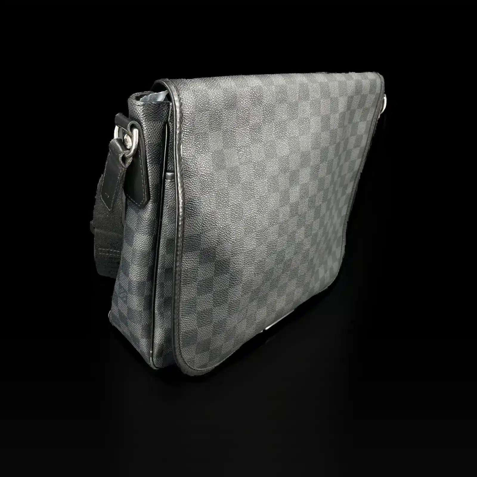 Sac Louis Vuitton District MM Damier Graphite, vue de profil avec bandoulière