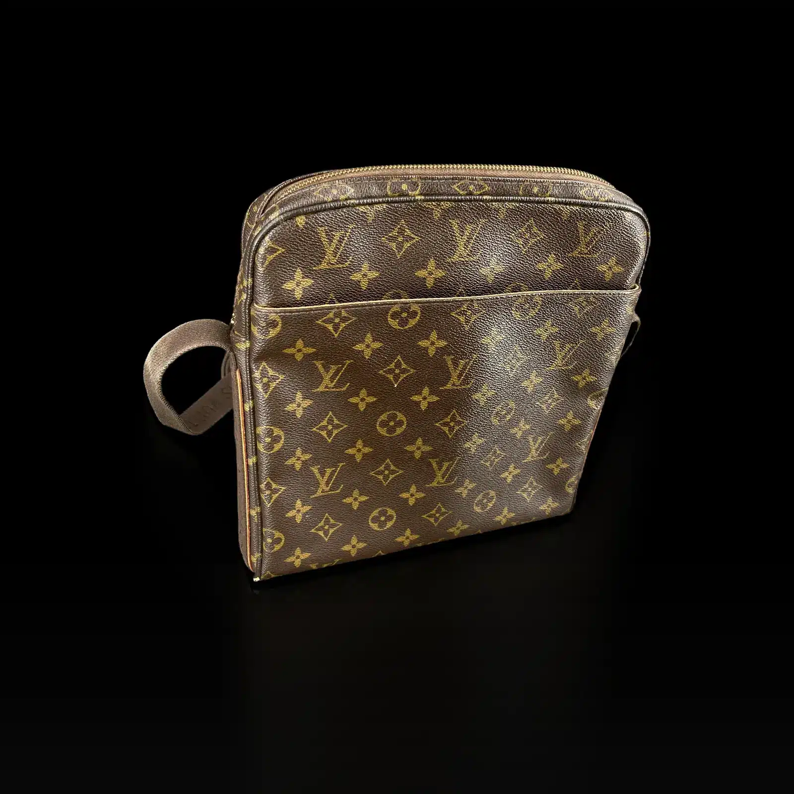 Sac Louis Vuitton Trotteur Beaubourg avec sa poche avant en toile Monogram, vue de trois quarts