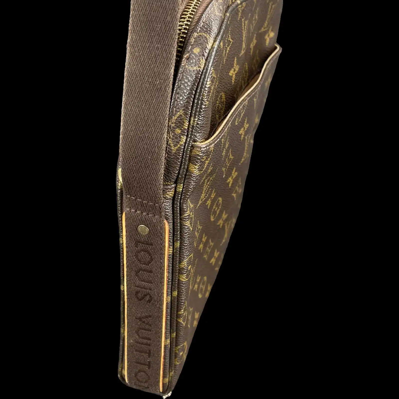 Côté du sac Louis Vuitton Trotteur Beaubourg et bandoulière gravée Louis Vuitton