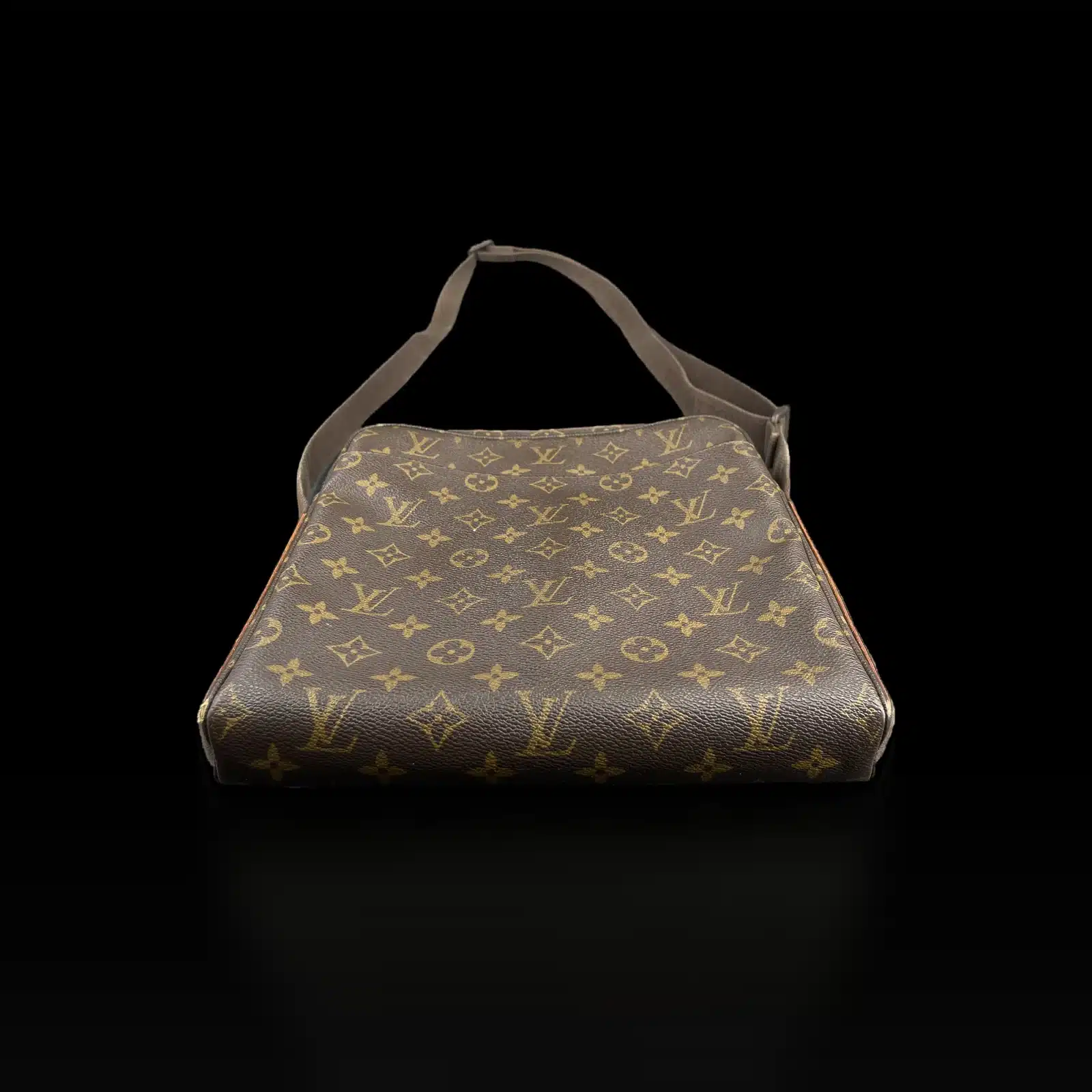 Sac Louis Vuitton Trotteur Beaubourg à plat avec sa bandoulière réglable