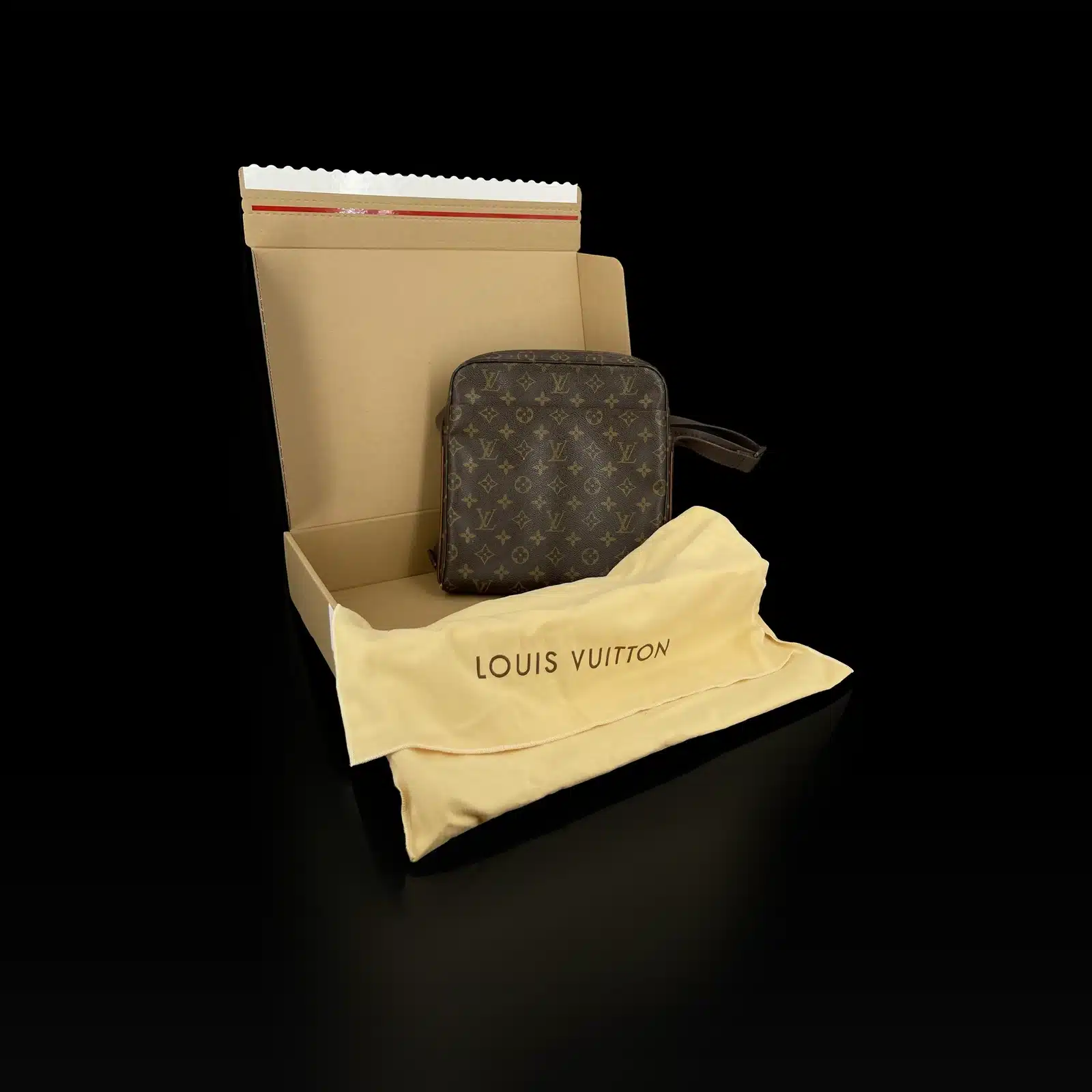 Sac Louis Vuitton Trotteur Beaubourg présenté avec sa housse Louis Vuitton