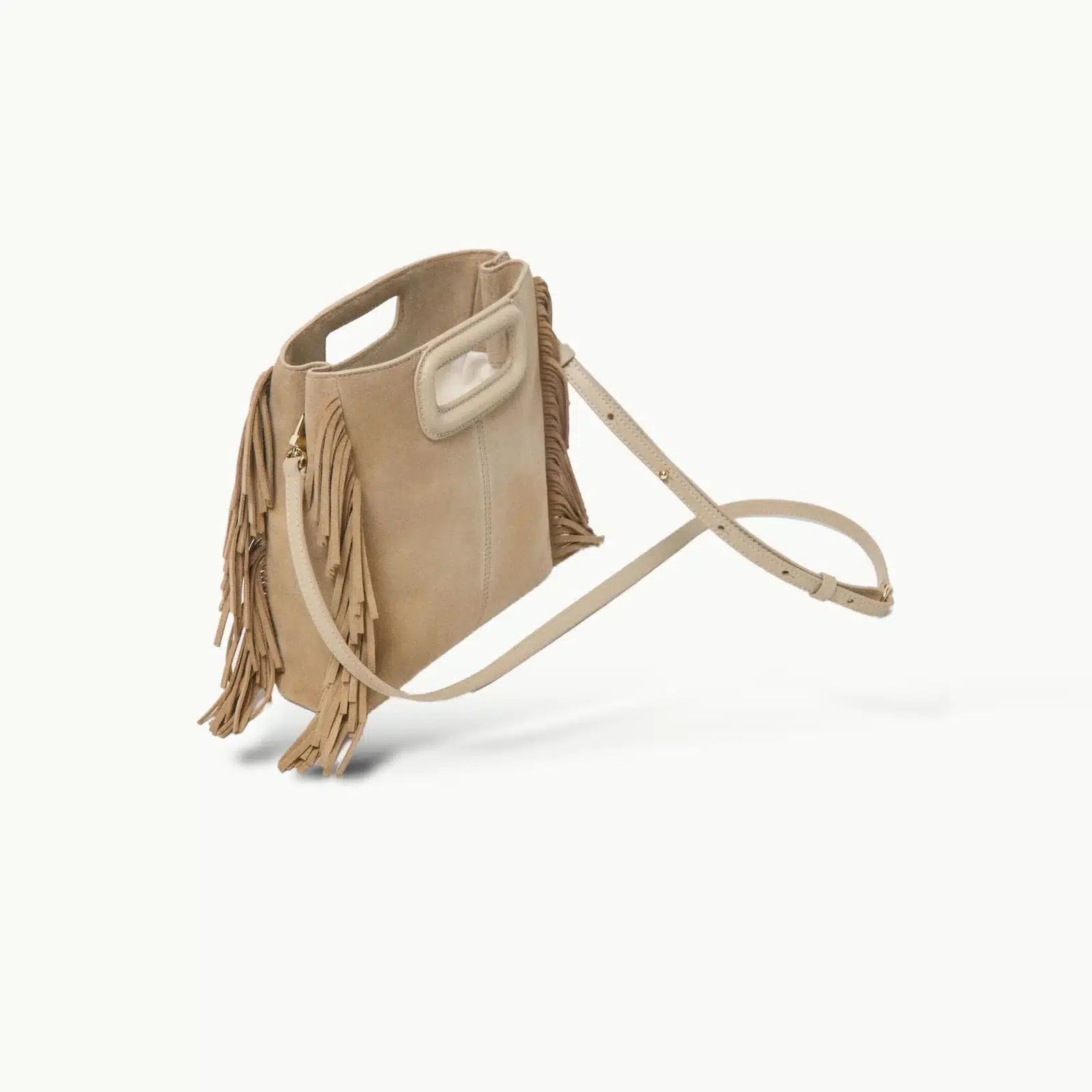 Côté du sac Maje M en cuir velours beige avec franges et bandoulière, vue de trois quarts