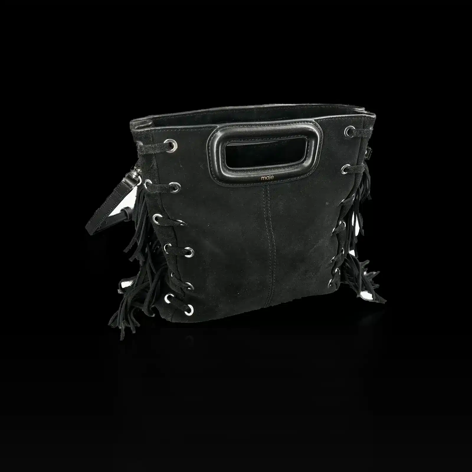 Sac Maje M en daim noir à franges sur fond blanc, vue de trois quarts