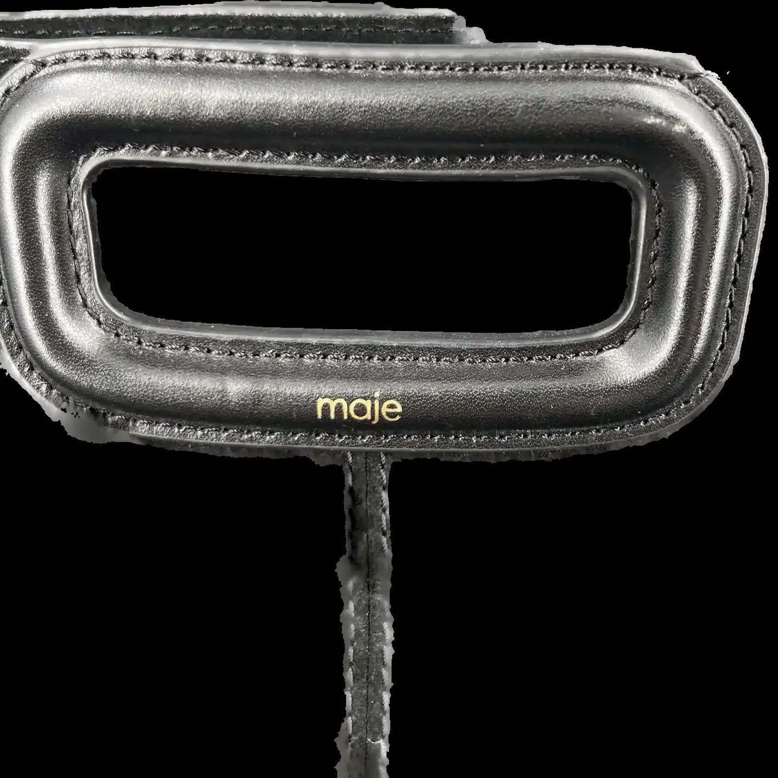 Gros plan sur l'anse en cuir et le logo Maje doré du sac Maje M noir