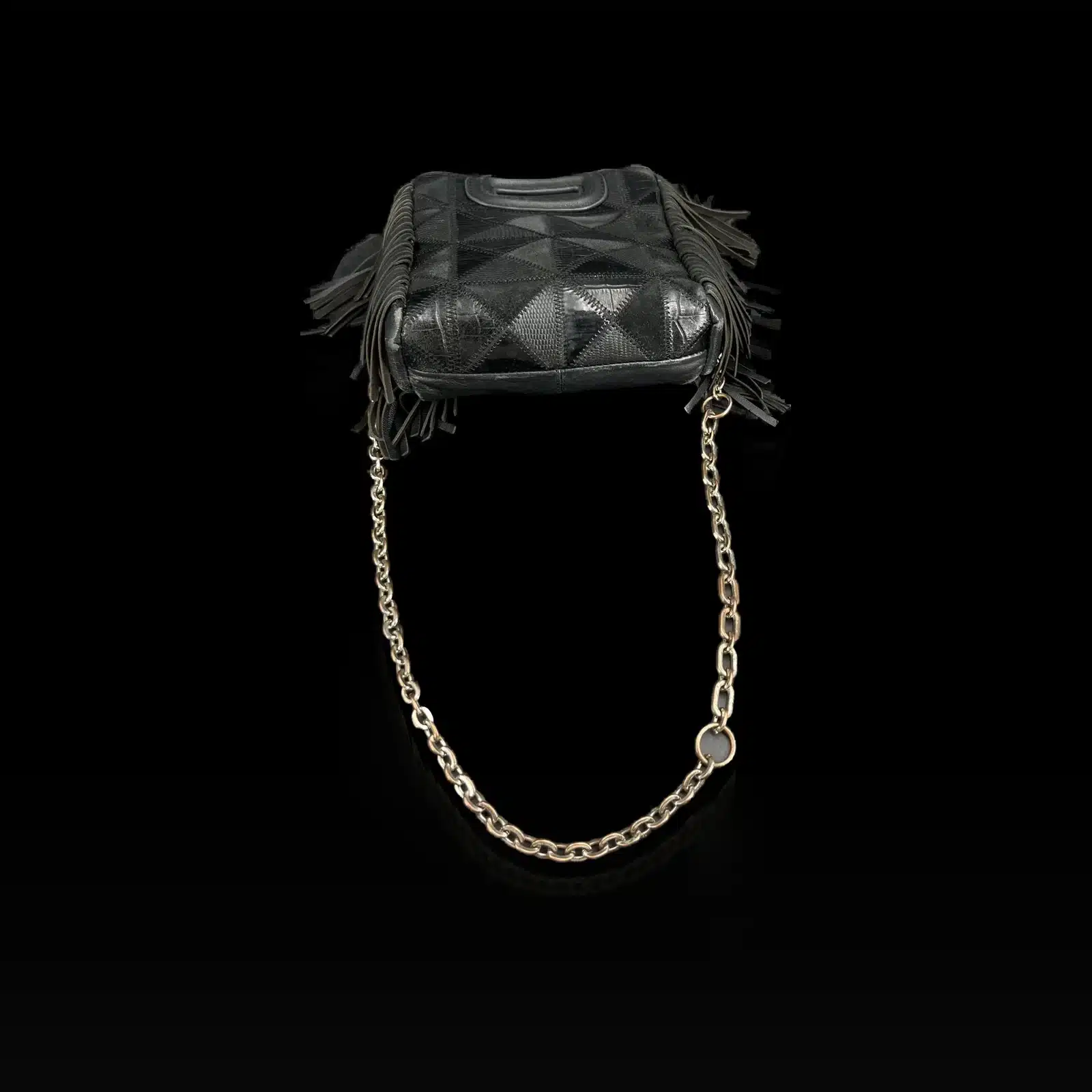Sac Maje M Mini patchwork noir posé à plat avec sa chaîne