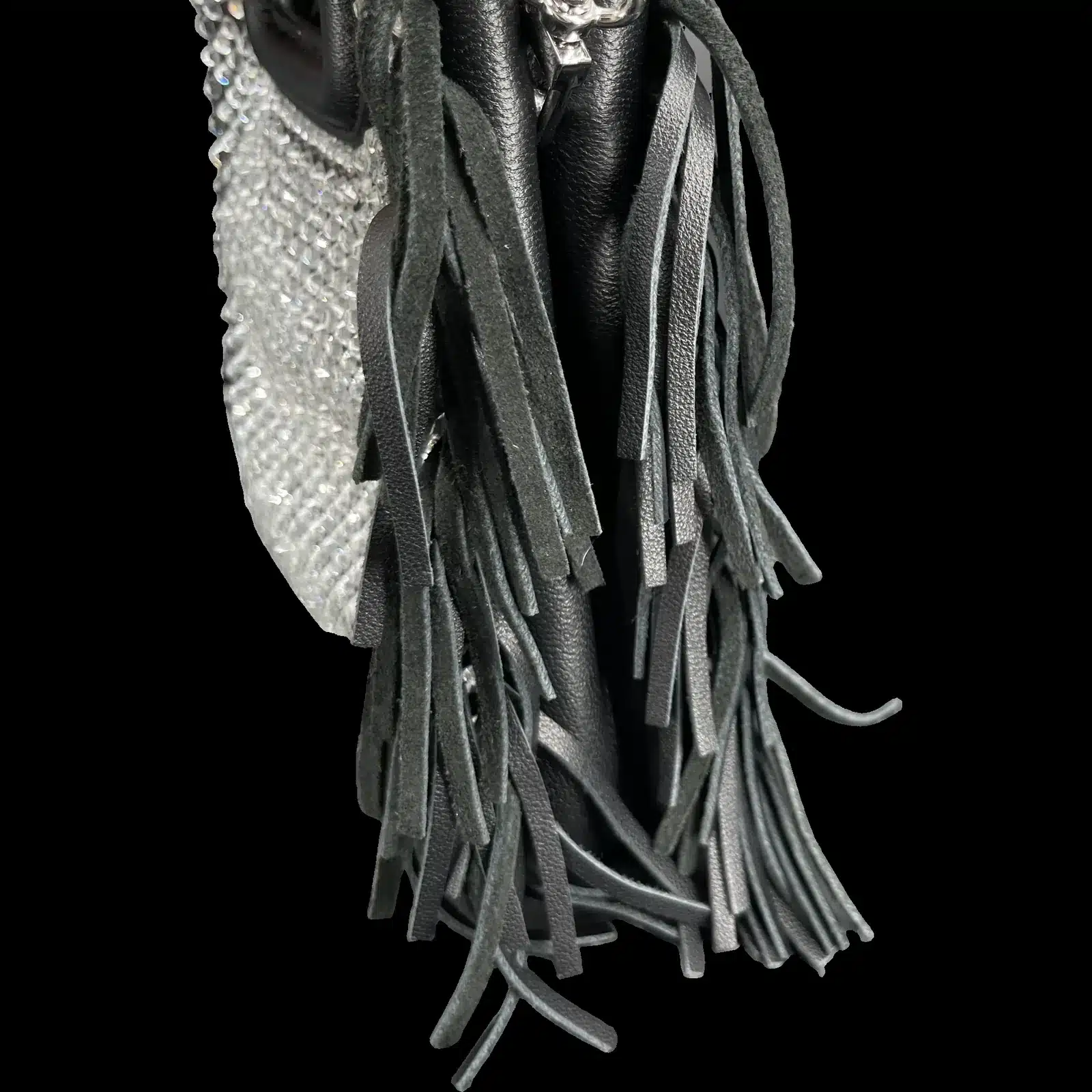 Détail des franges en cuir noir du sac Maje M Mini