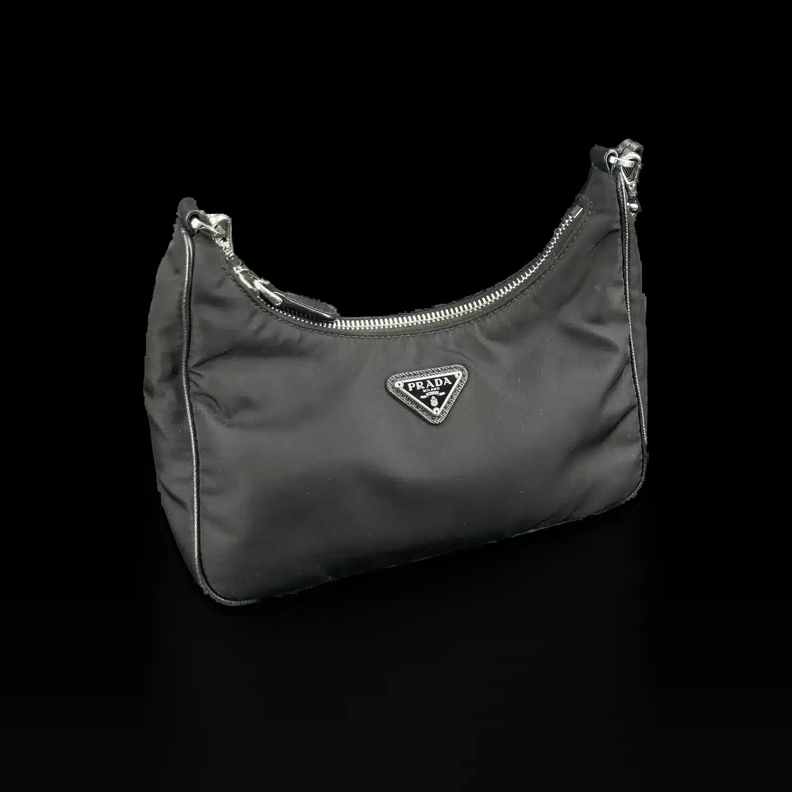 Sac Prada Re-Edition 2005 noir avec zip argenté, vue de trois quarts côté gauche