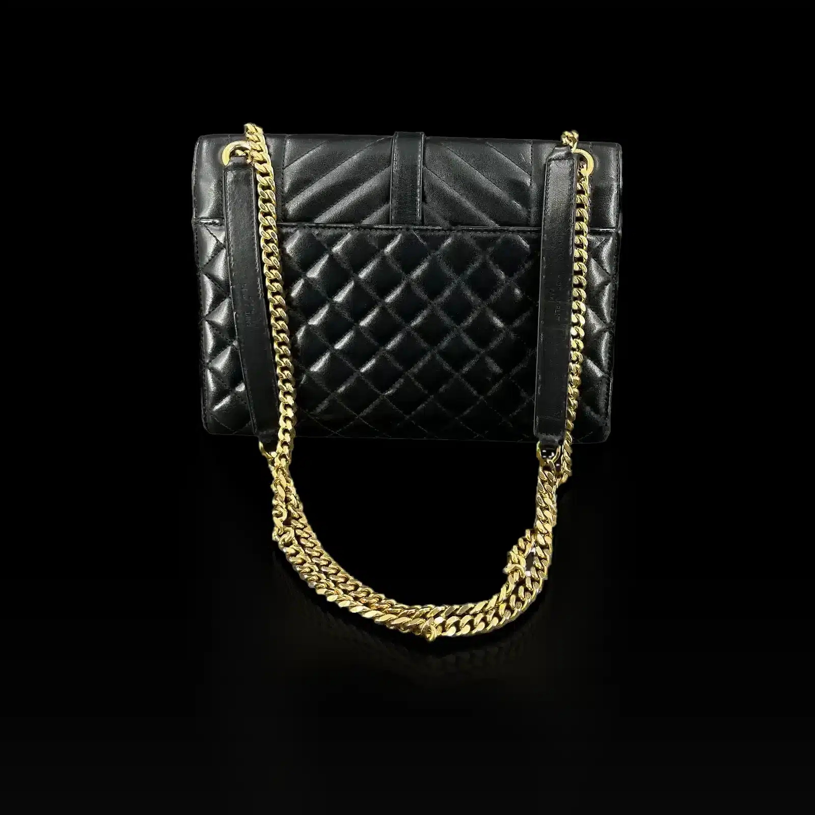 Dos du sac Saint Laurent Envelope Medium noir matelassé et sa chaîne dorée