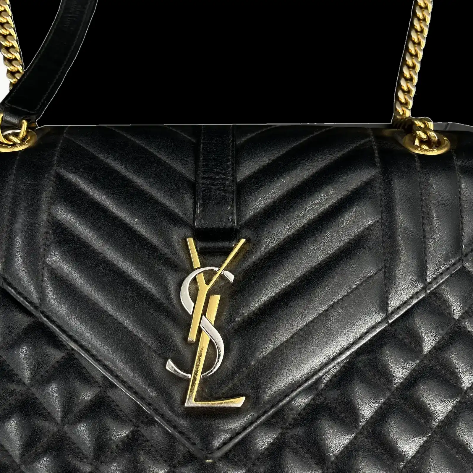 Détail du monogramme YSL et du matelassage chevrons du sac Saint Laurent Envelope
