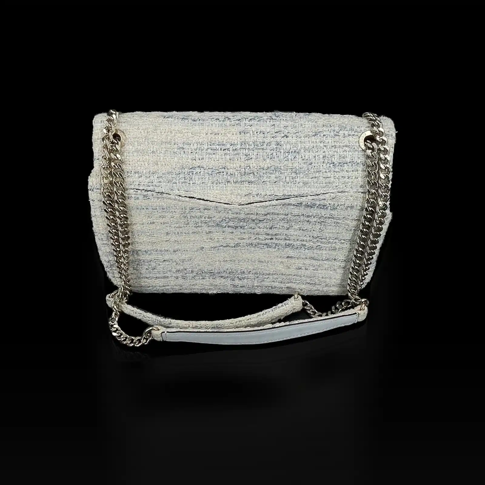 Dos du sac Sandro Yza en tweed avec chaîne dorée et épaulière en cuir bleu ciel