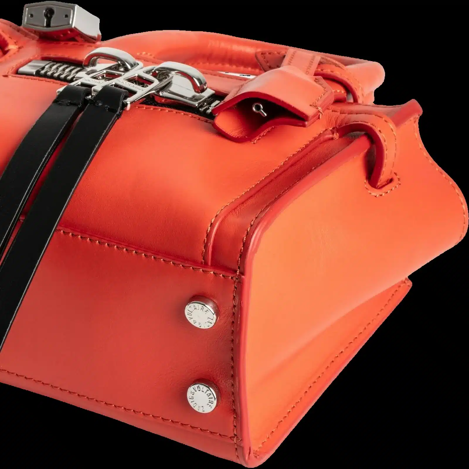 Détail des pieds gravés Zadig & Voltaire et du gros zip argenté du sac Candide Nano