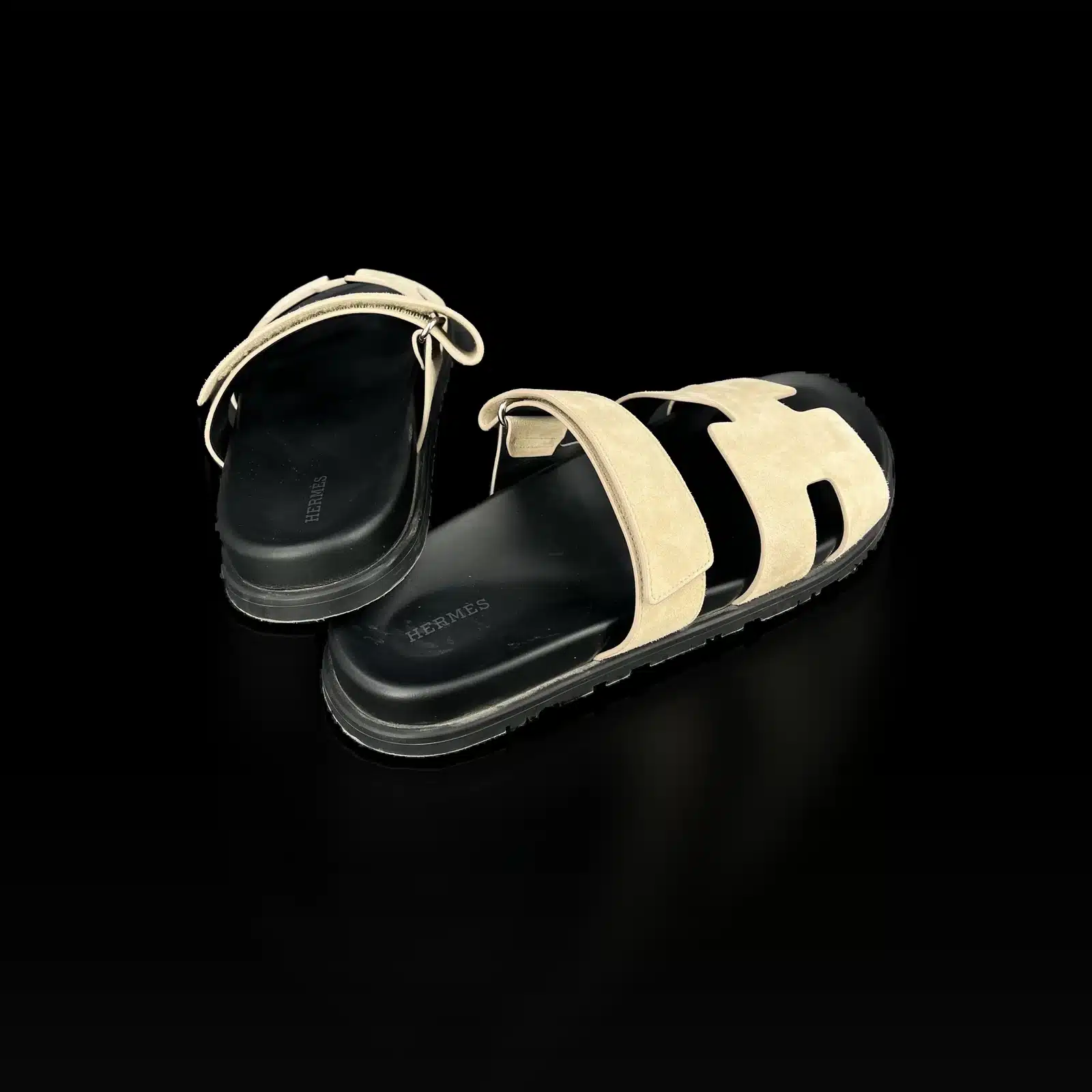 Paire de sandales Hermès Chypre beige, semelle intérieure noire marquée Hermès