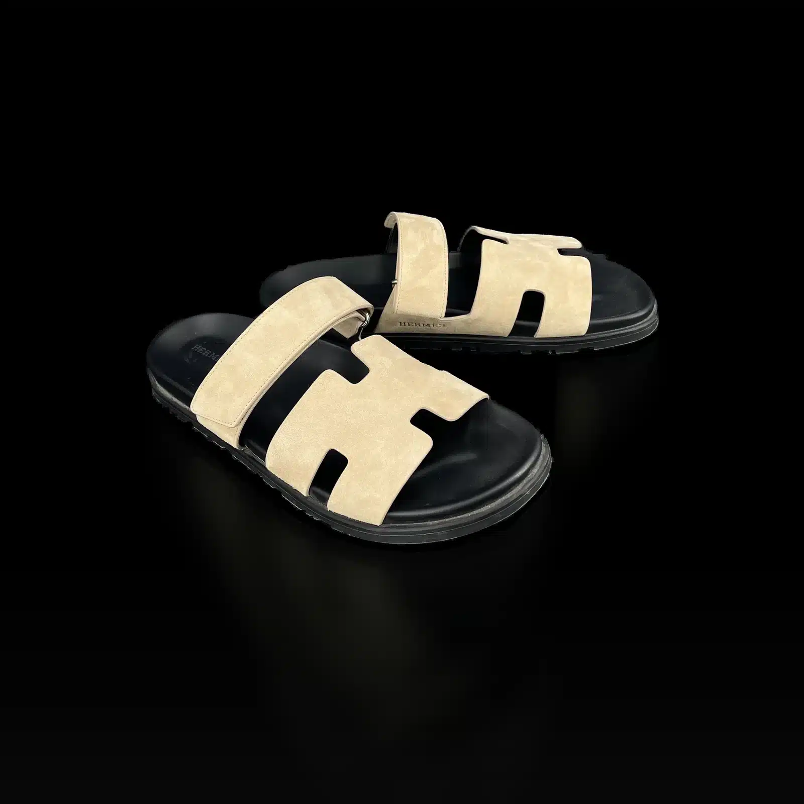 Paire de sandales Hermès Chypre en veau velours beige, vue de trois quarts