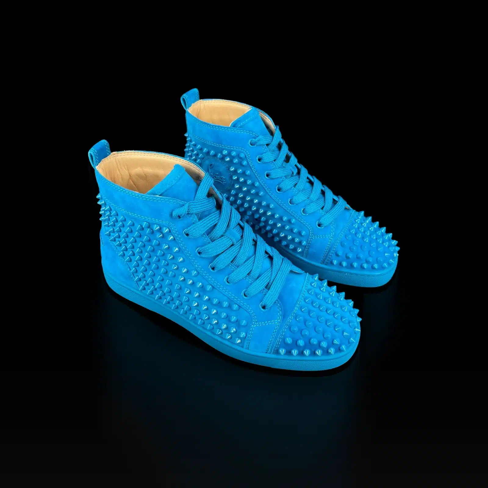 Paire de sneakers Christian Louboutin Louis Spikes turquoise, vue de trois quarts