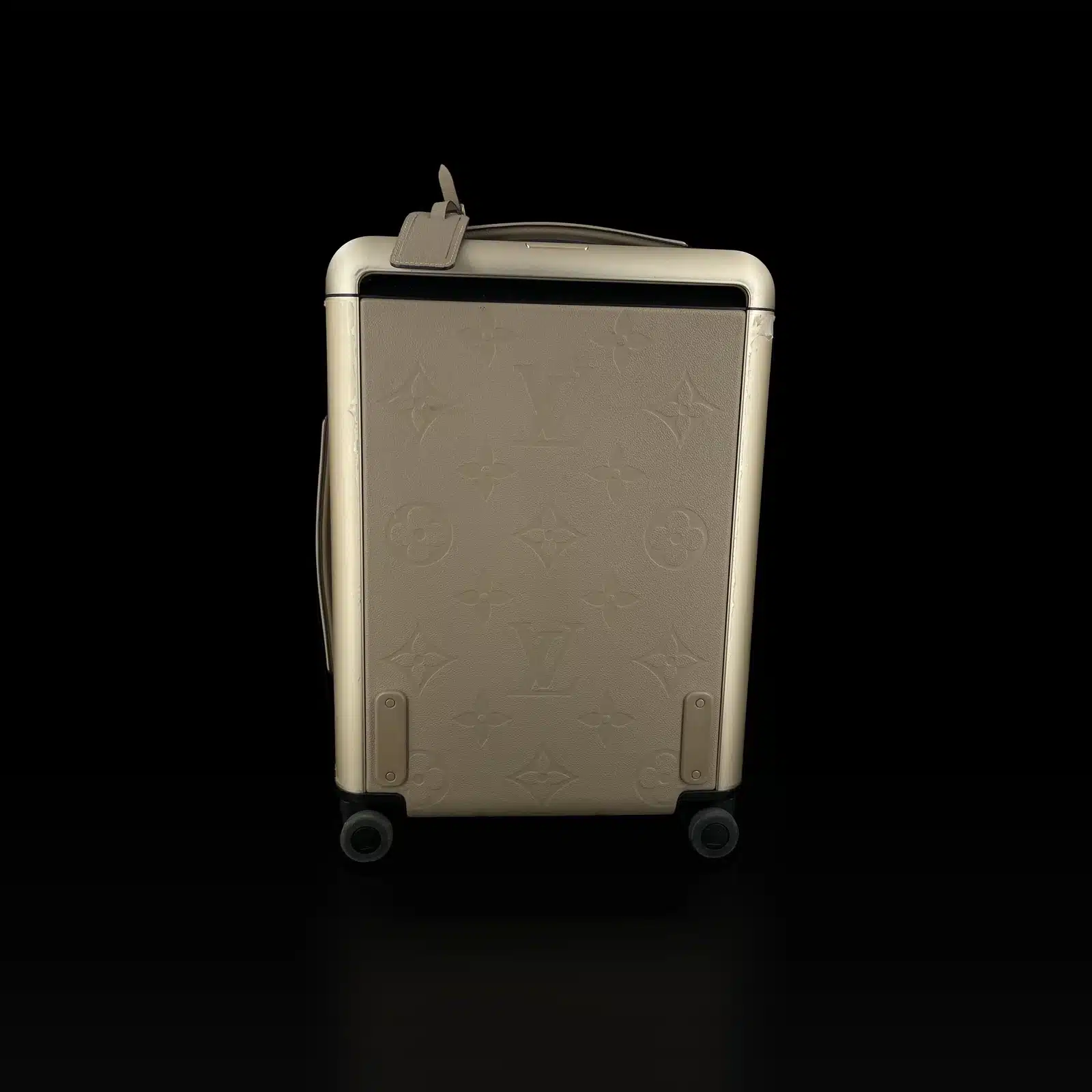Dos de la valise Louis Vuitton Horizon 55 avec cadre en aluminium champagne et porte-adresse