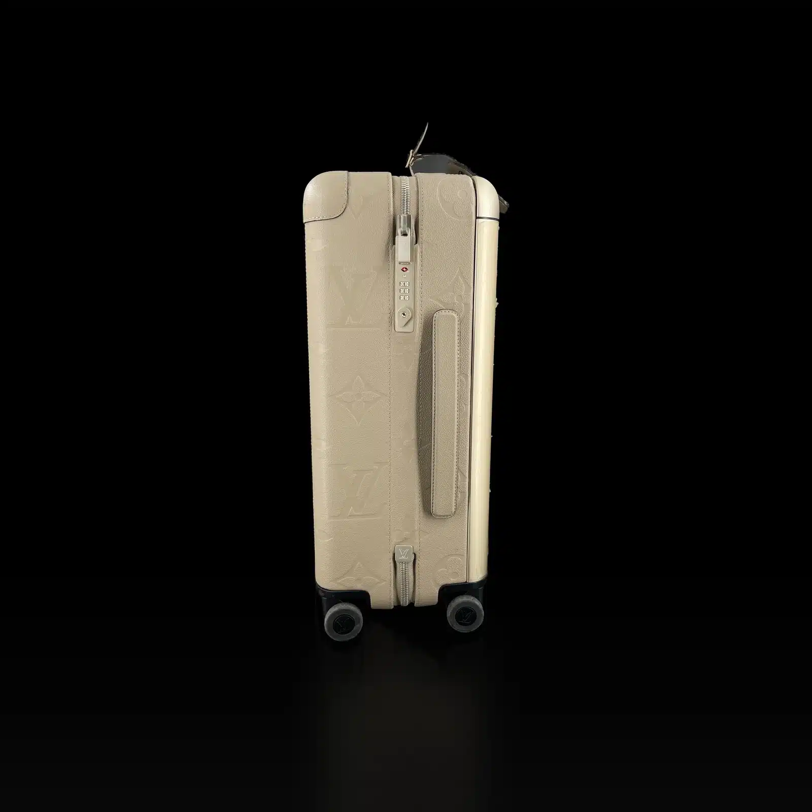 Côté de la valise Louis Vuitton Horizon 55 avec cadenas TSA et poignée latérale en cuir