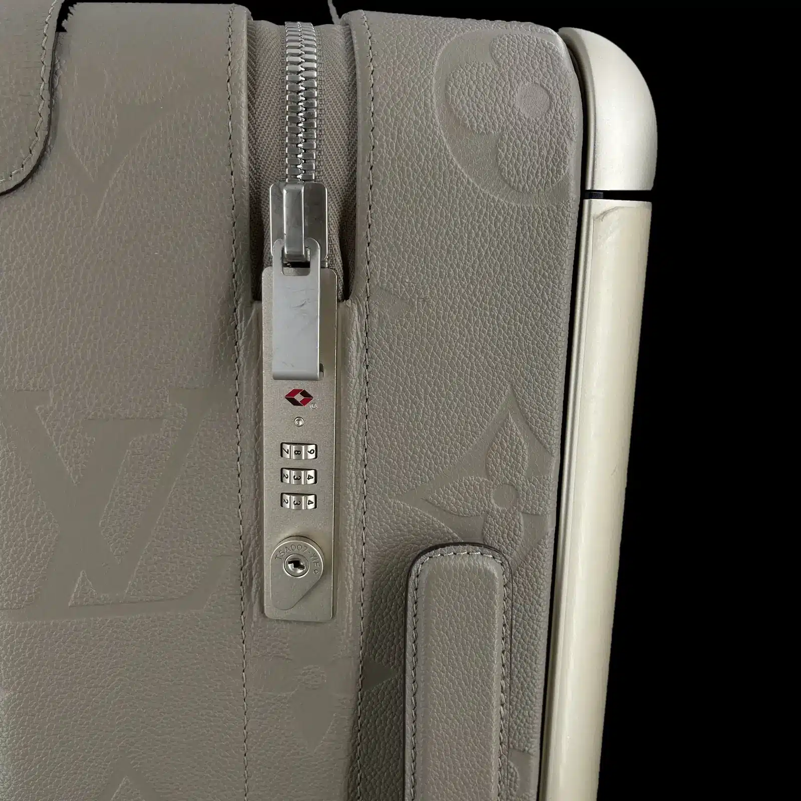 Détail du cadenas TSA et du cuir Monogram Empreinte de la valise Louis Vuitton Horizon 55